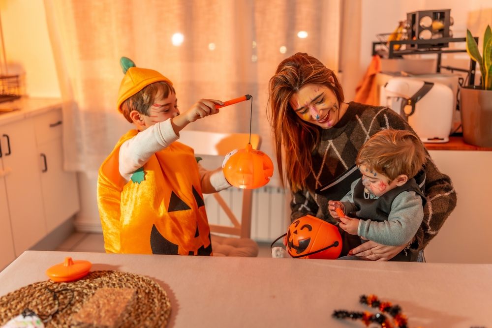 Mother and children preparing Halloween pumpkins, representing fast Halloween loans in Canada from Loan Express